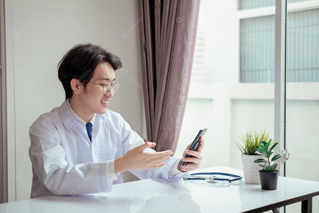 Médico do sexo masculino trabalhando com tablet na clínica