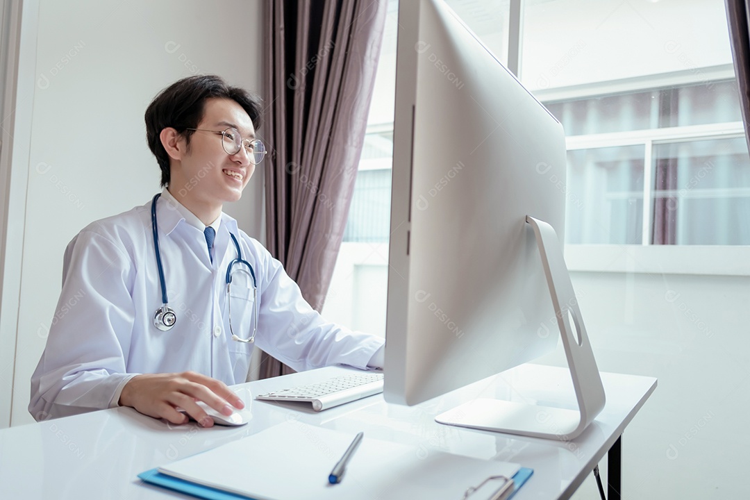 Médico do sexo masculino trabalhando com tablet na clínica