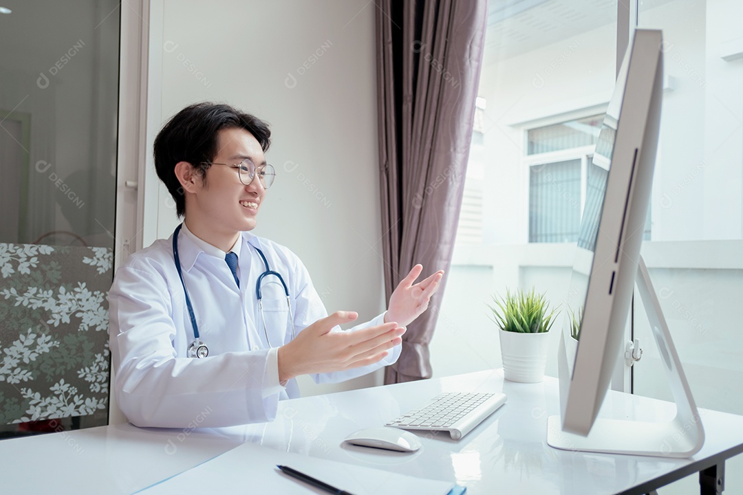 Médico do sexo masculino trabalhando com tablet na clínica