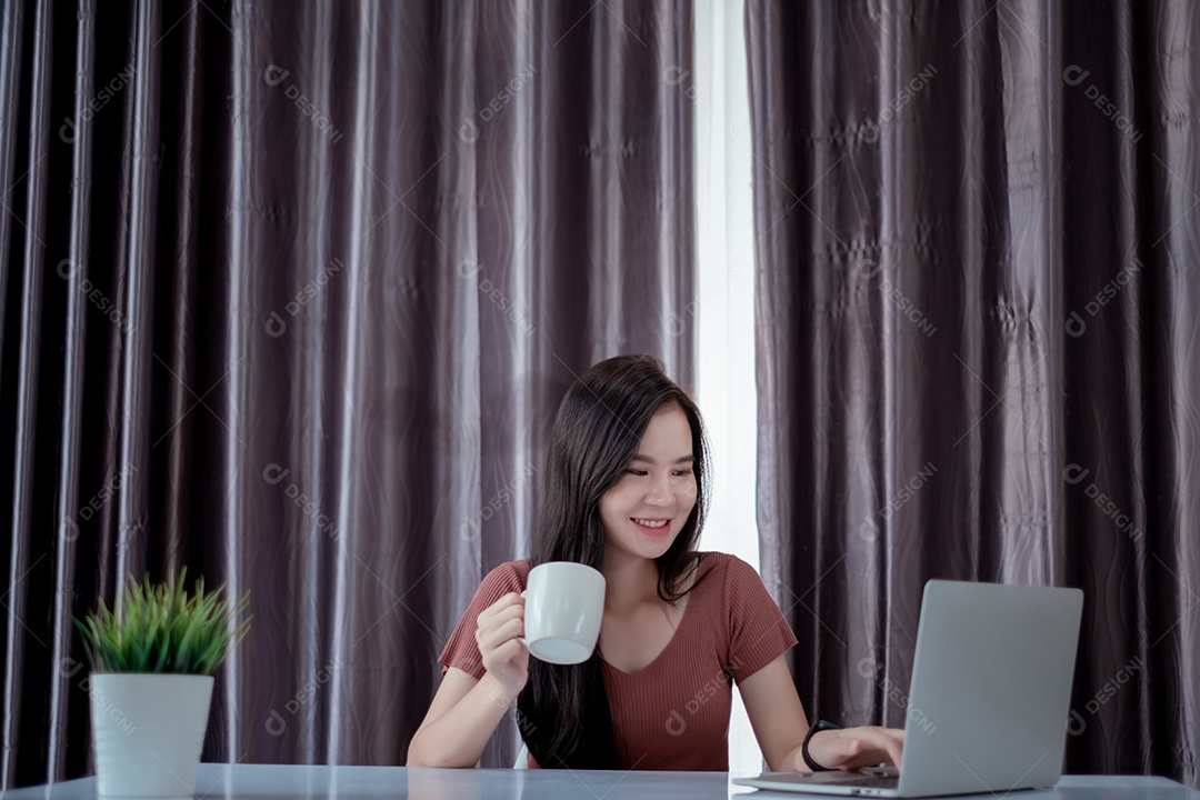 Mulher asiática trabalhando em casa com computador portátil auto-isolado