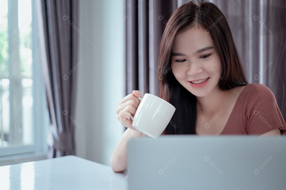 Mulher asiática trabalhando em casa com computador portátil auto-isolado