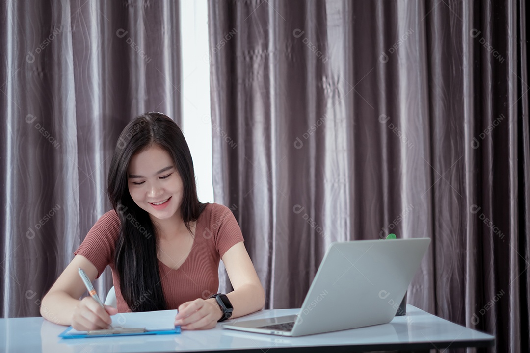 Mulher asiática trabalhando em casa com computador portátil auto-isolado