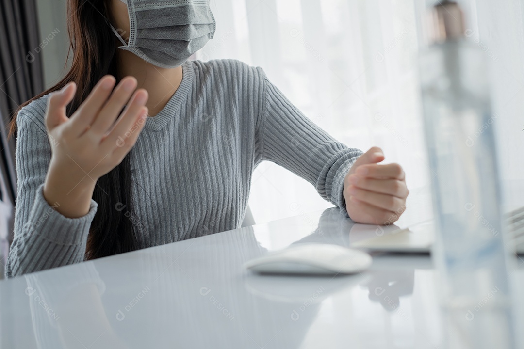 A mulher asiática que trabalha em home office