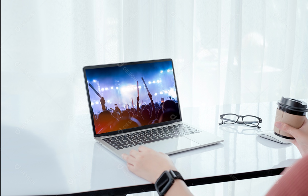 Quarentena fica em casa, mulher asiática assistindo vídeo de show