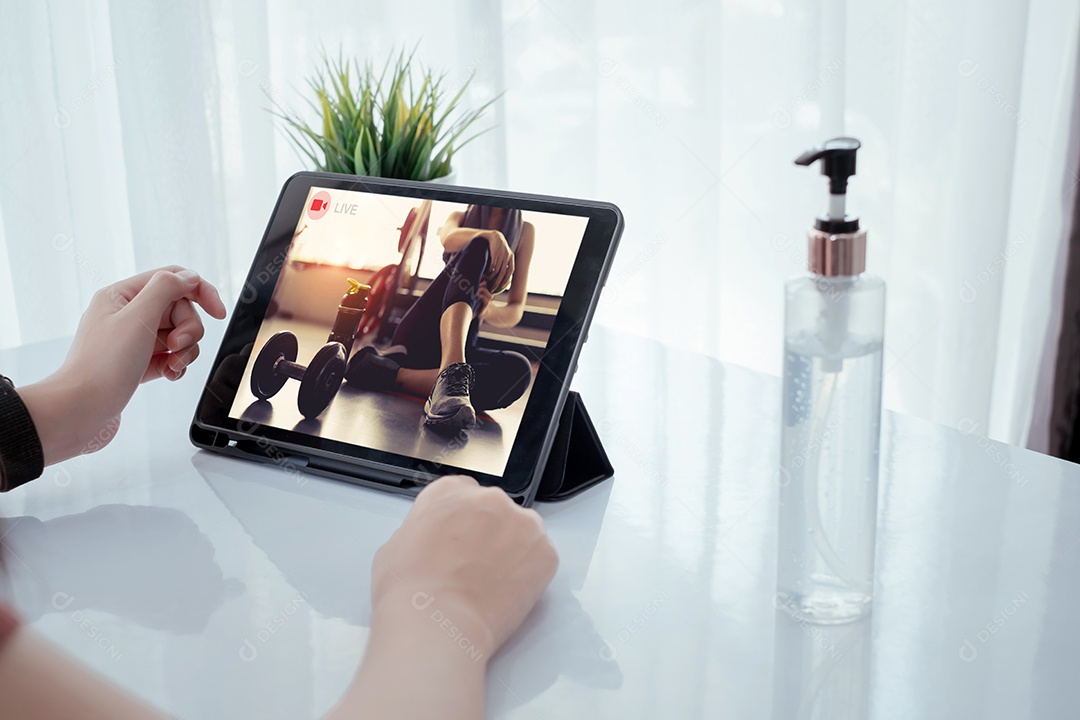 Interface de usuário de vídeo ao vivo de jovem asiática aprendendo e estudando