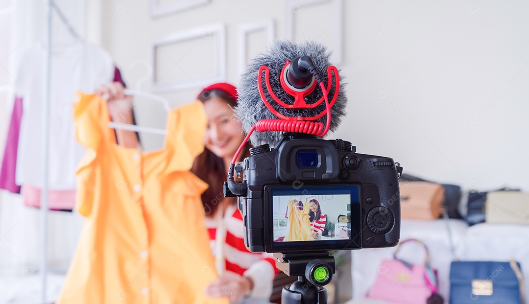 Blogueira de beleza, jovem asiática, apresentação, treinamento, maquiagem