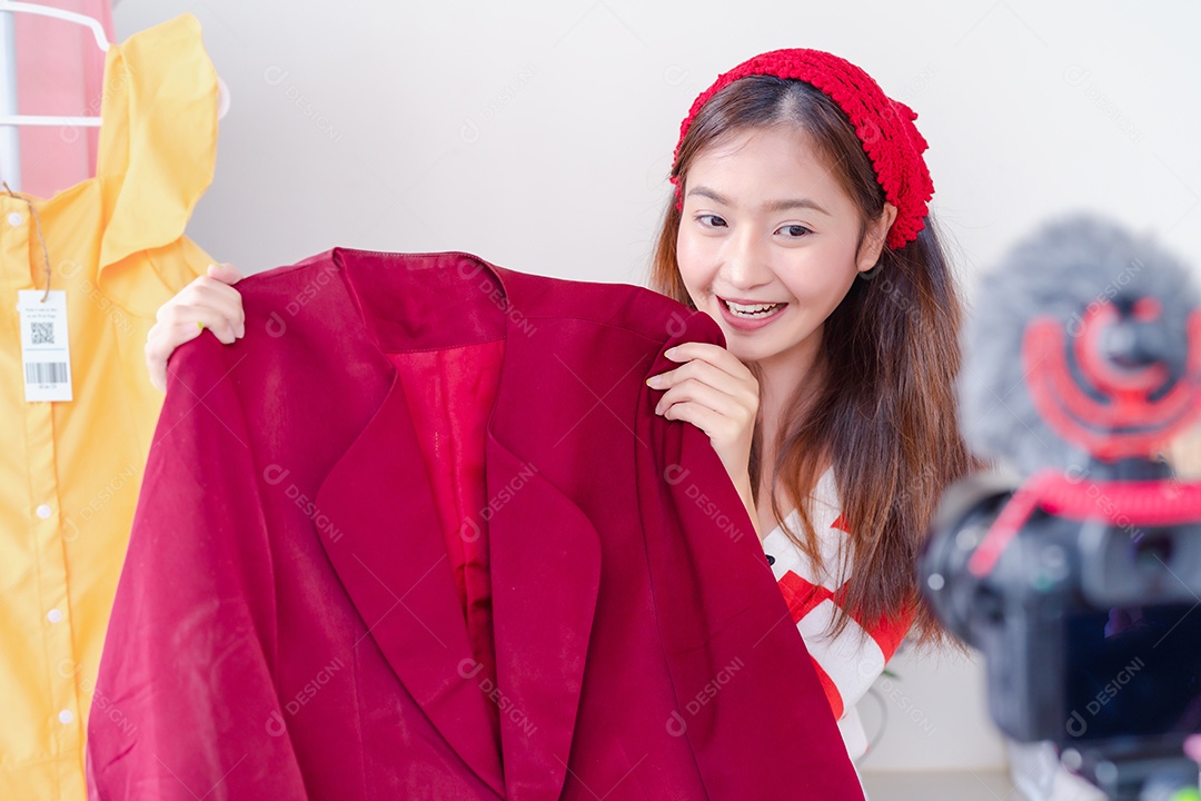 Blogueira de beleza, jovem asiática, apresentação, treinamento, maquiagem