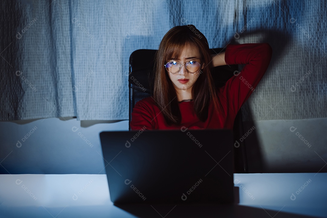Mulher asiática trabalhando tarde da noite com laptop em casa