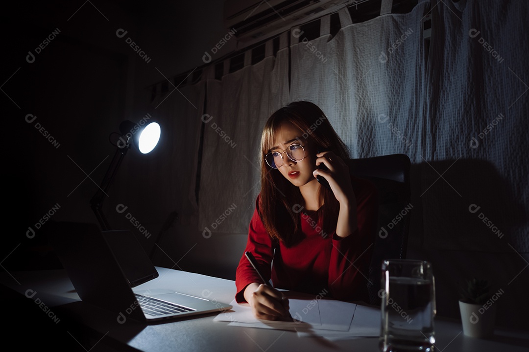 Mulher asiática trabalhando até tarde da noite