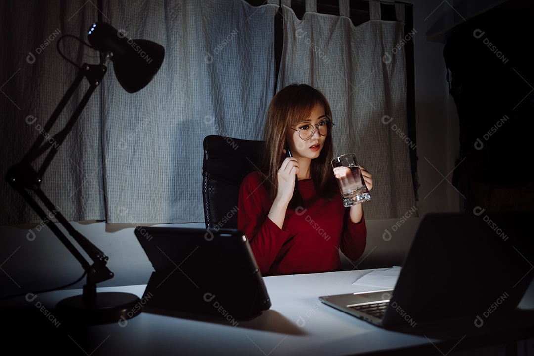 Mulher asiática trabalhando até tarde da noite