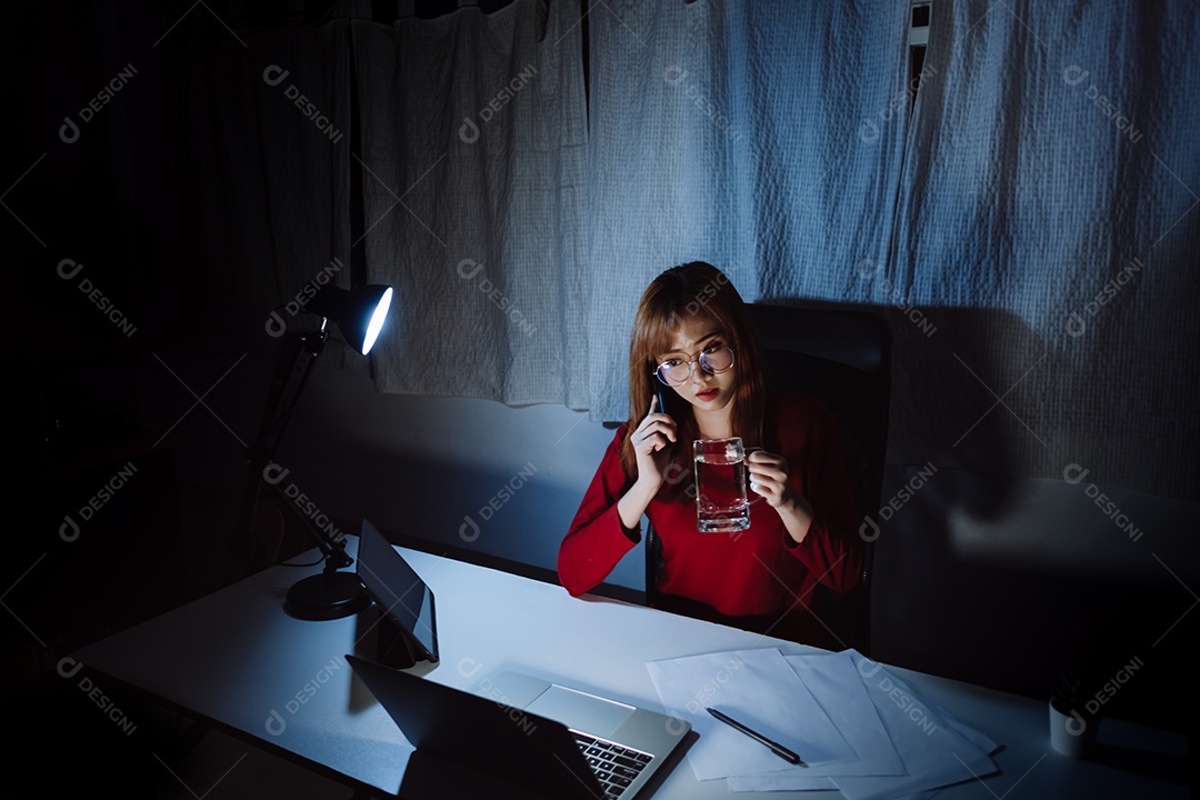 Mulher asiática trabalhando até tarde da noite