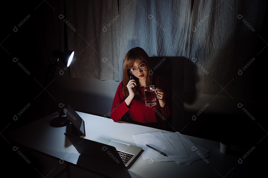 Mulher asiática trabalhando até tarde da noite