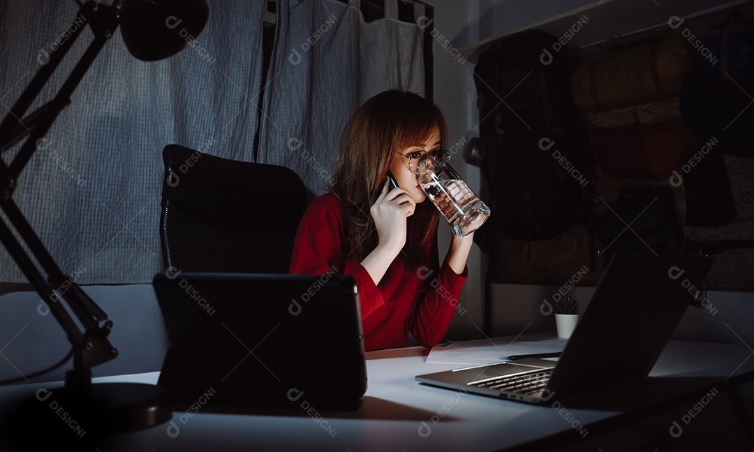 Mulher asiática trabalhando até tarde da noite