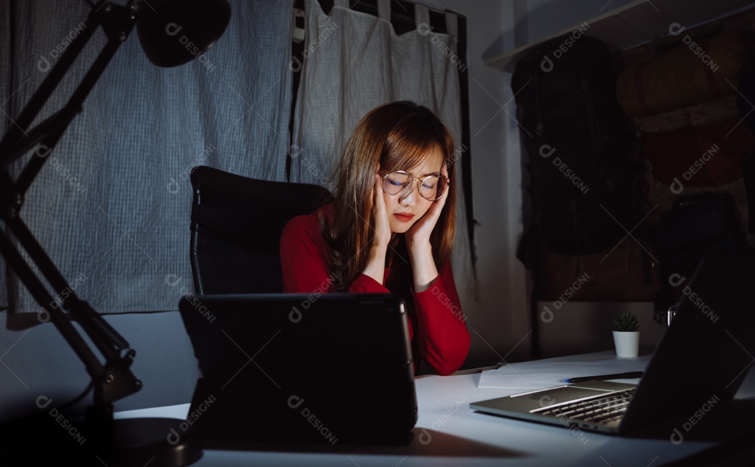 Mulher asiática trabalhando até tarde da noite