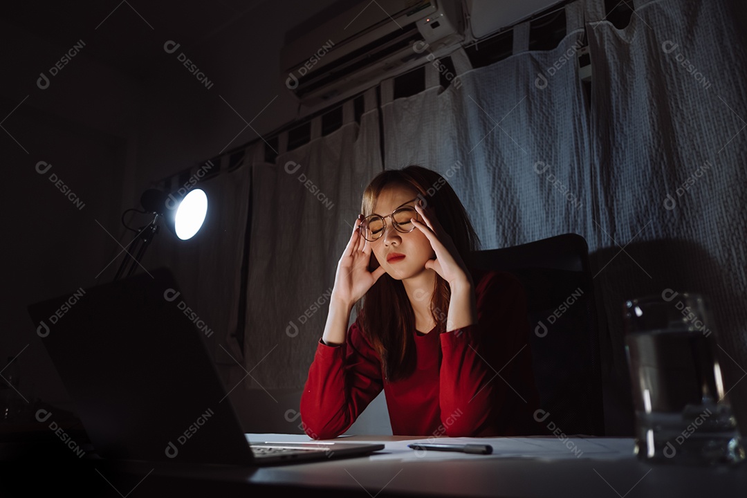 Mulher asiática trabalhando tarde da noite