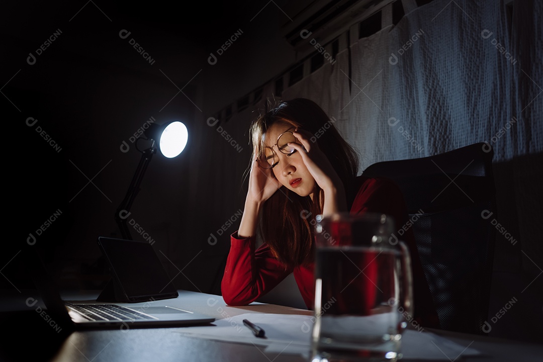 Mulher asiática trabalhando tarde da noite