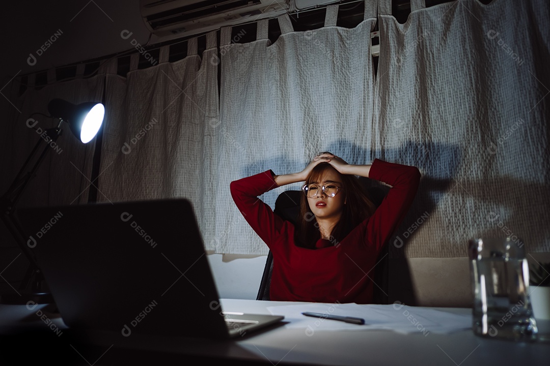 Mulher coreana trabalhando até tarde com computador