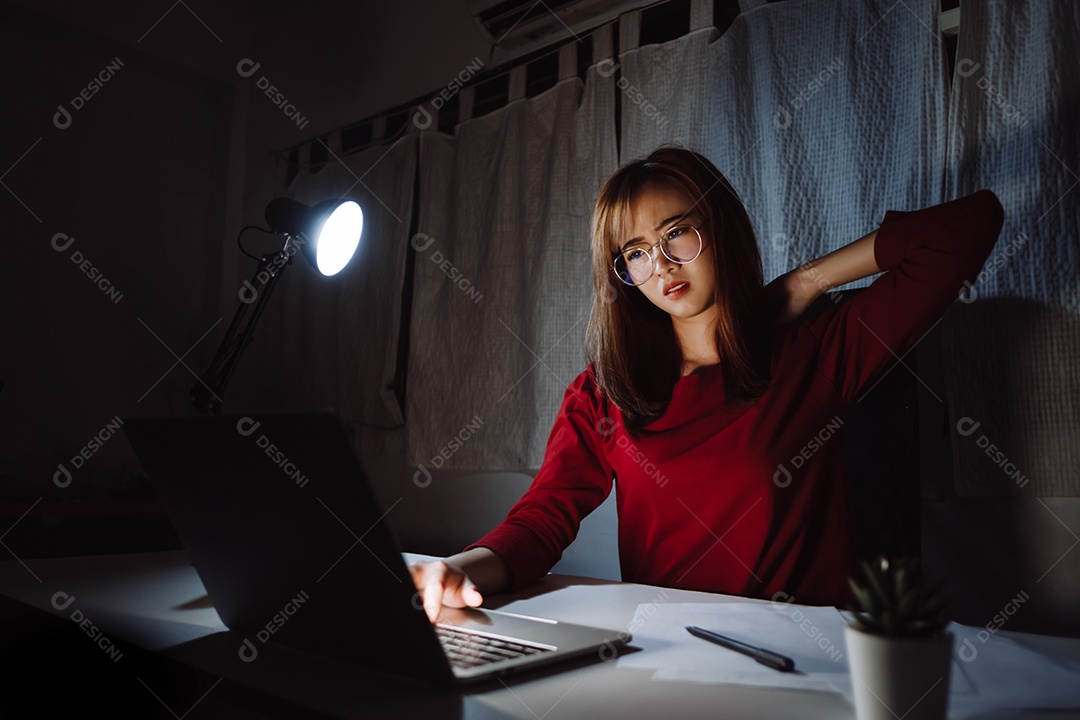 Mulher asiática trabalhando até tarde da noite