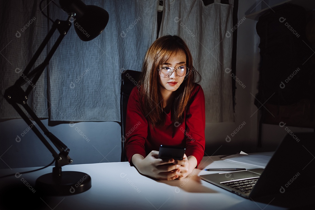 Mulher asiática trabalhando até tarde da noite