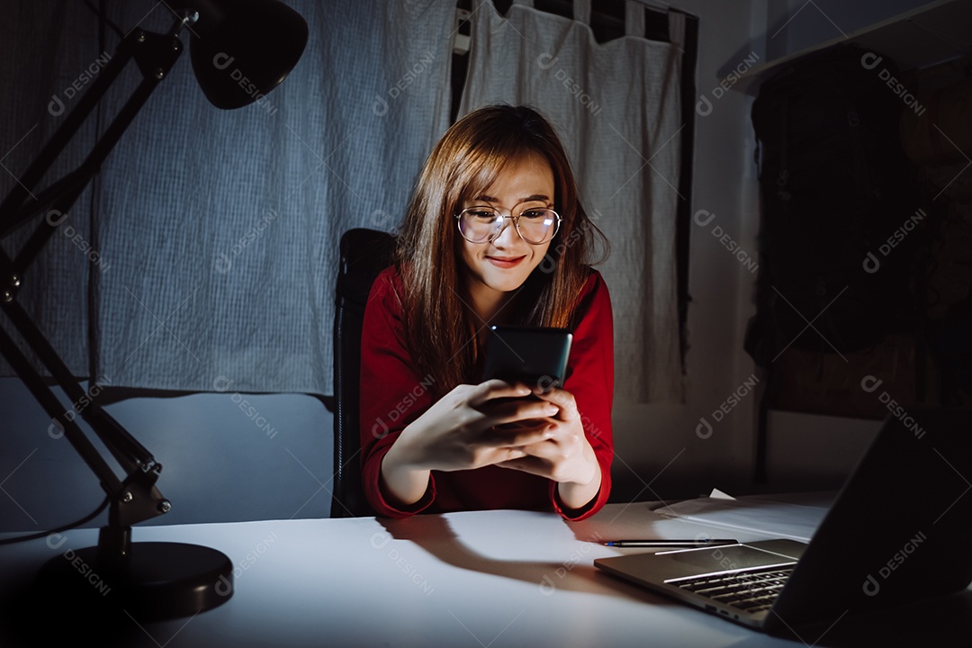 Mulher asiática trabalhando até tarde da noite