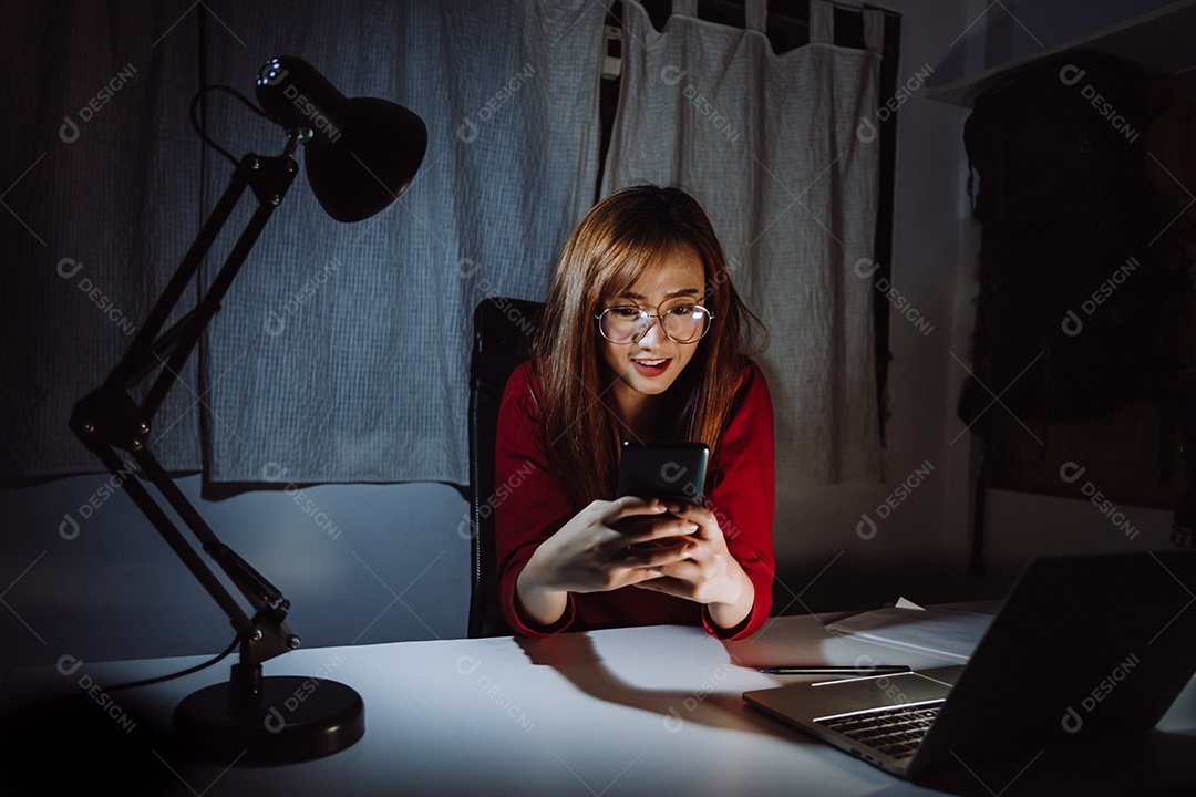Mulher asiática trabalhando até tarde da noite