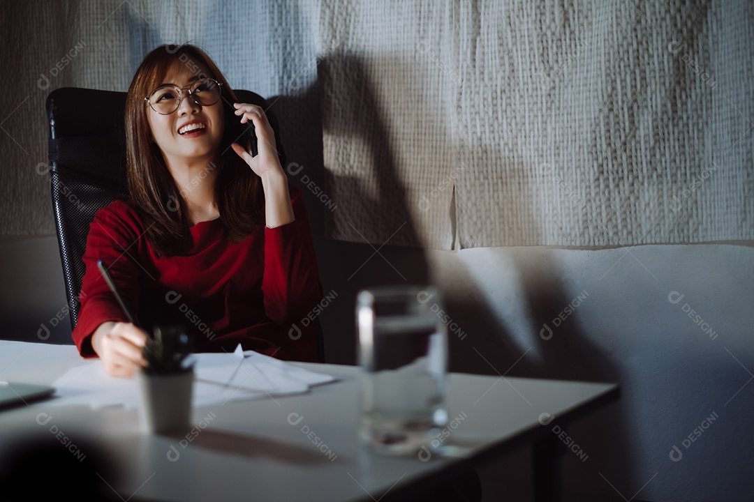 Mulher asiática trabalhando até tarde da noite