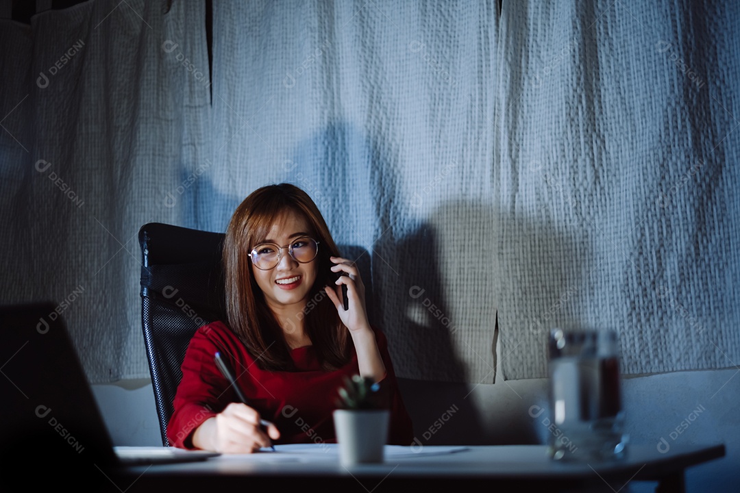 Mulher asiática trabalhando até tarde da noite