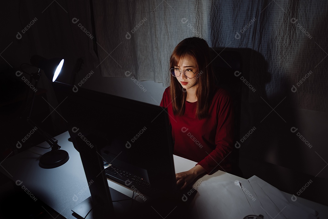 Mulher asiática trabalhando até tarde da noite