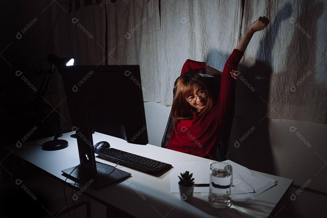 Mulher asiática trabalhando tarde da noite com laptop em casa