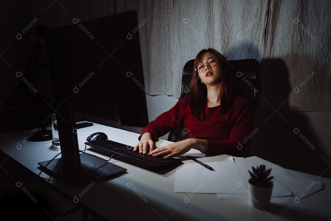 Mulher asiática trabalhando tarde da noite com laptop em casa