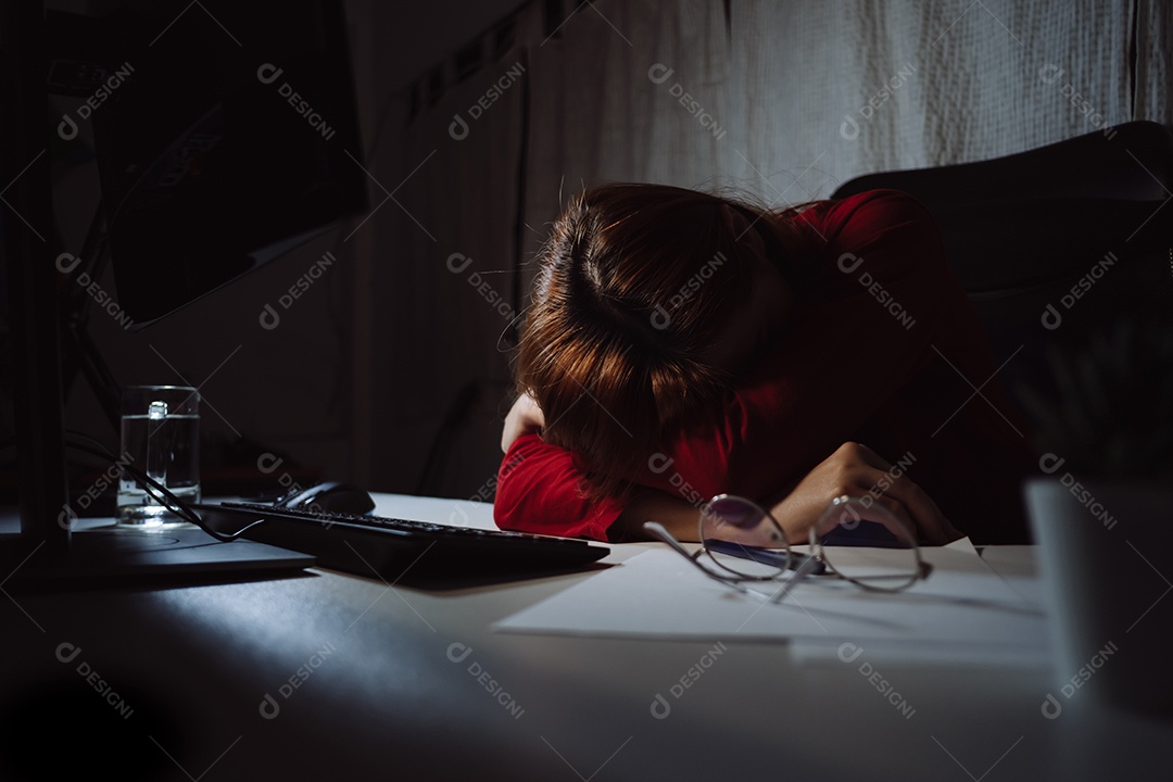 Mulher asiática trabalhando tarde da noite com laptop em casa
