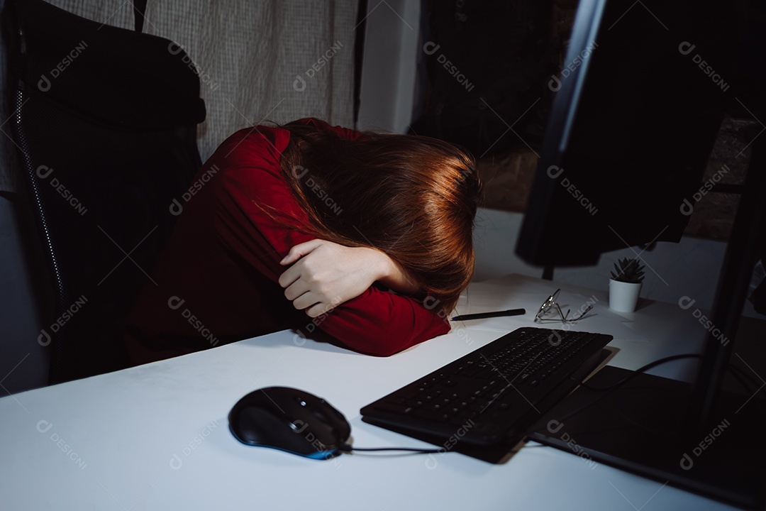 Mulher asiática trabalhando tarde da noite com laptop em casa