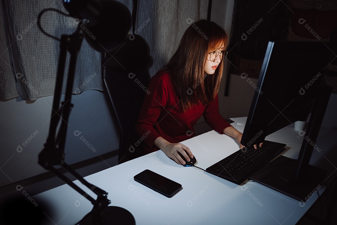 Mulher coreana trabalhando até tarde com computador