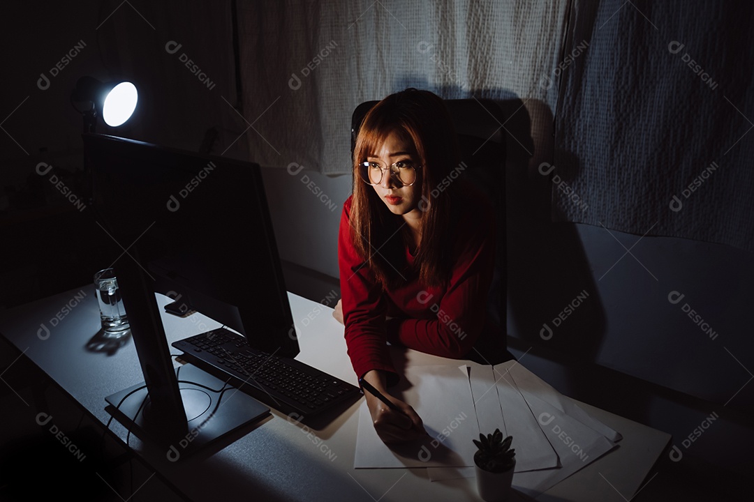 Mulher asiática trabalhando tarde da noite