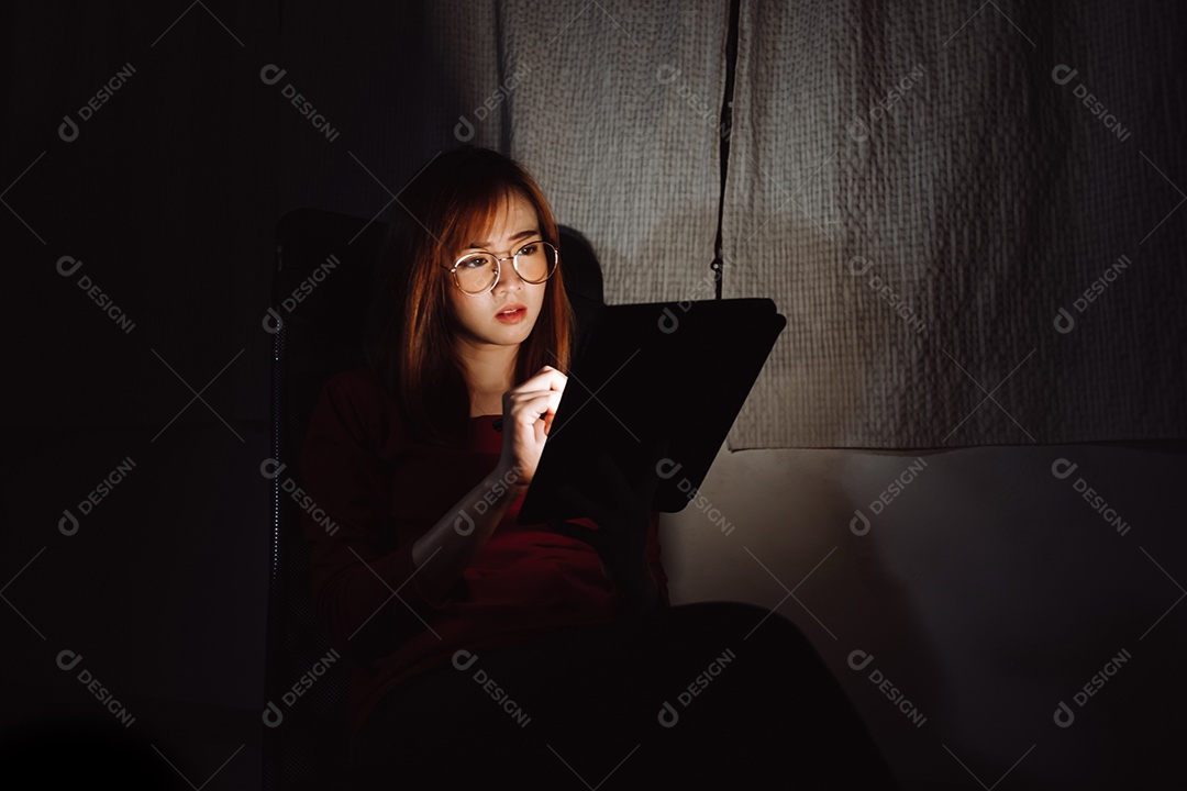 Mulher asiática trabalhando tarde da noite