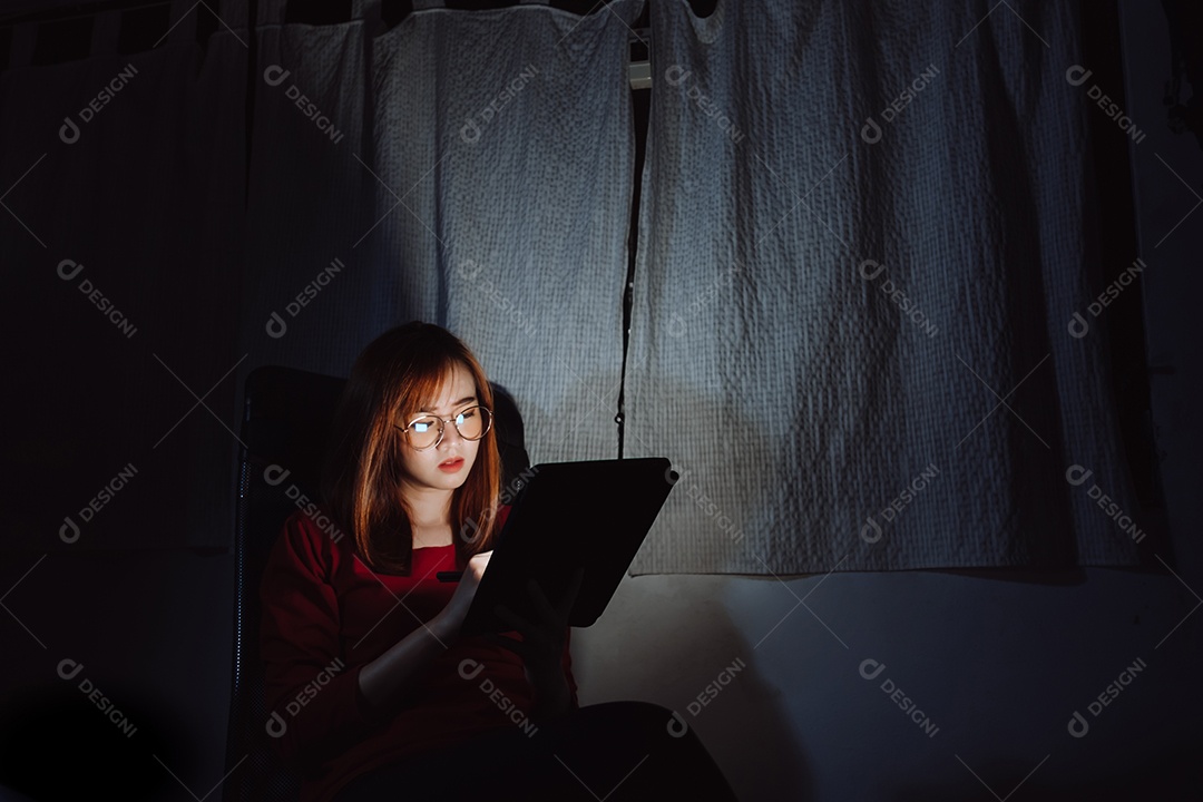 Mulher asiática trabalhando tarde da noite