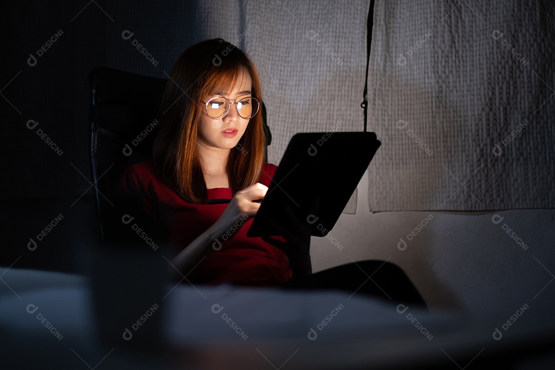 Mulher asiática trabalhando tarde da noite