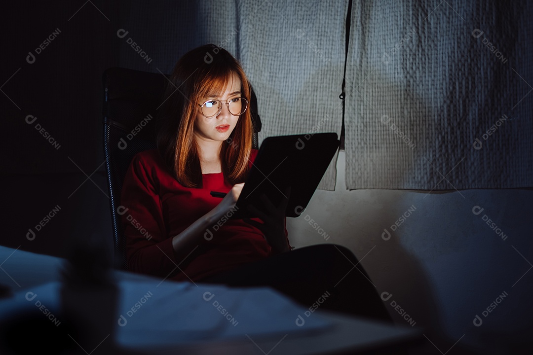 Mulher asiática trabalhando tarde da noite