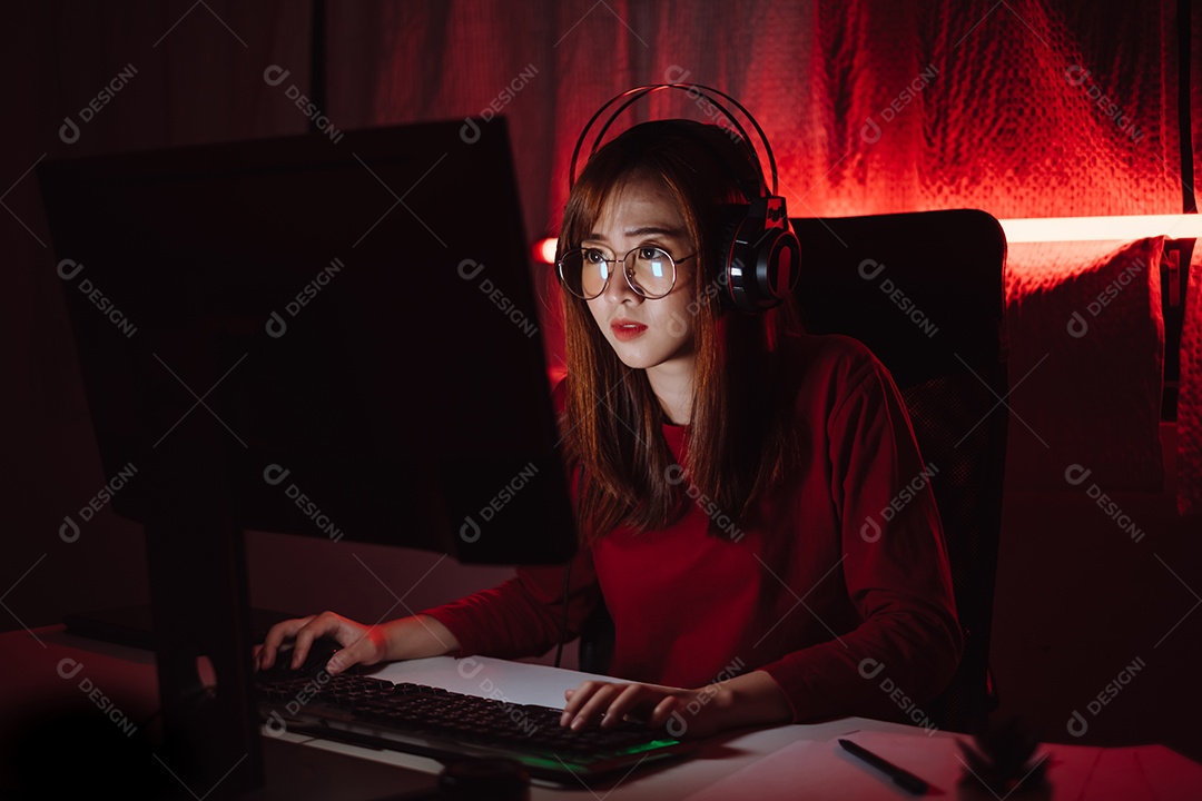 Mulher asiática trabalhando tarde da noite