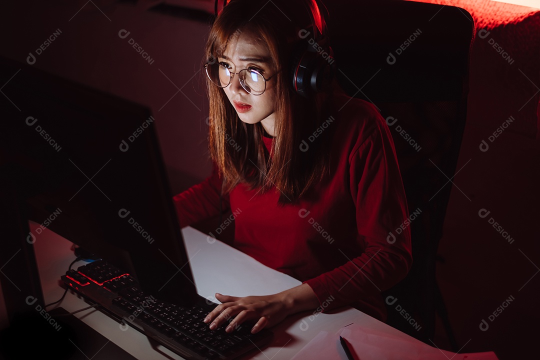 Jovem mulher asiática jogando videogame online