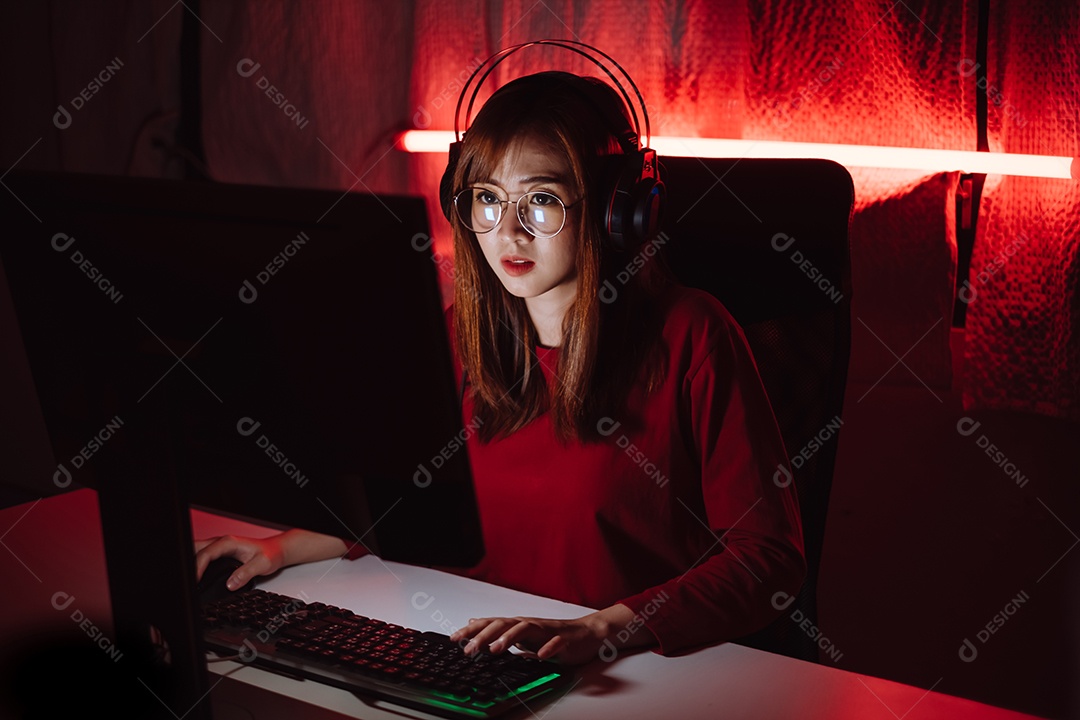 Jovem mulher asiática jogando videogame online