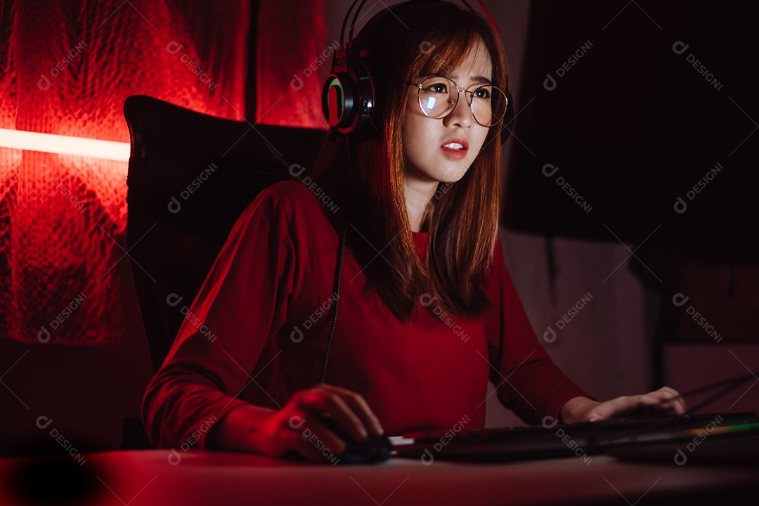 Jovem mulher asiática jogando videogame online