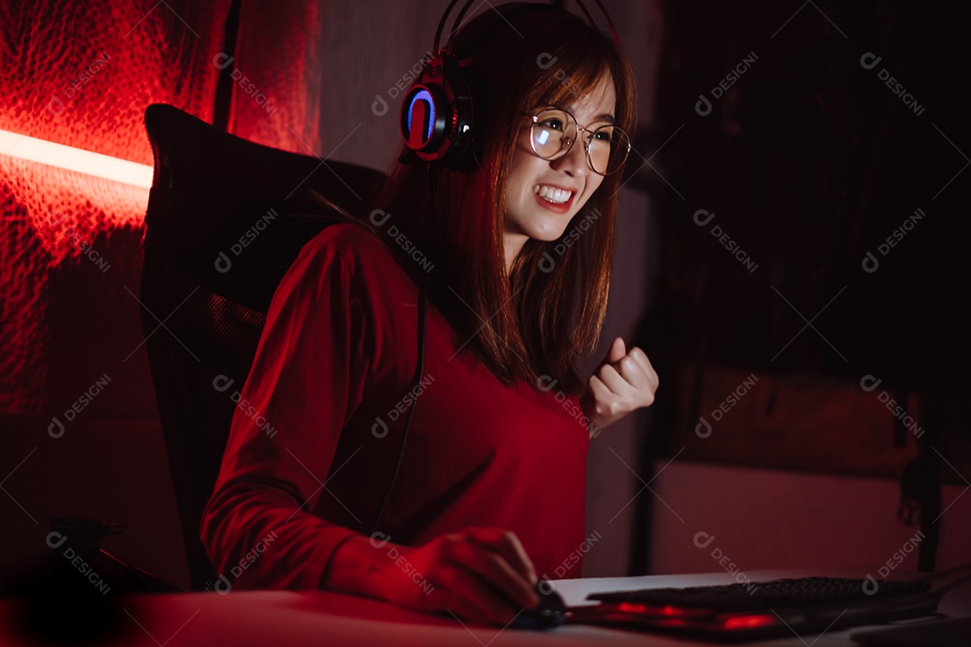 Jovem mulher asiática jogando videogame online