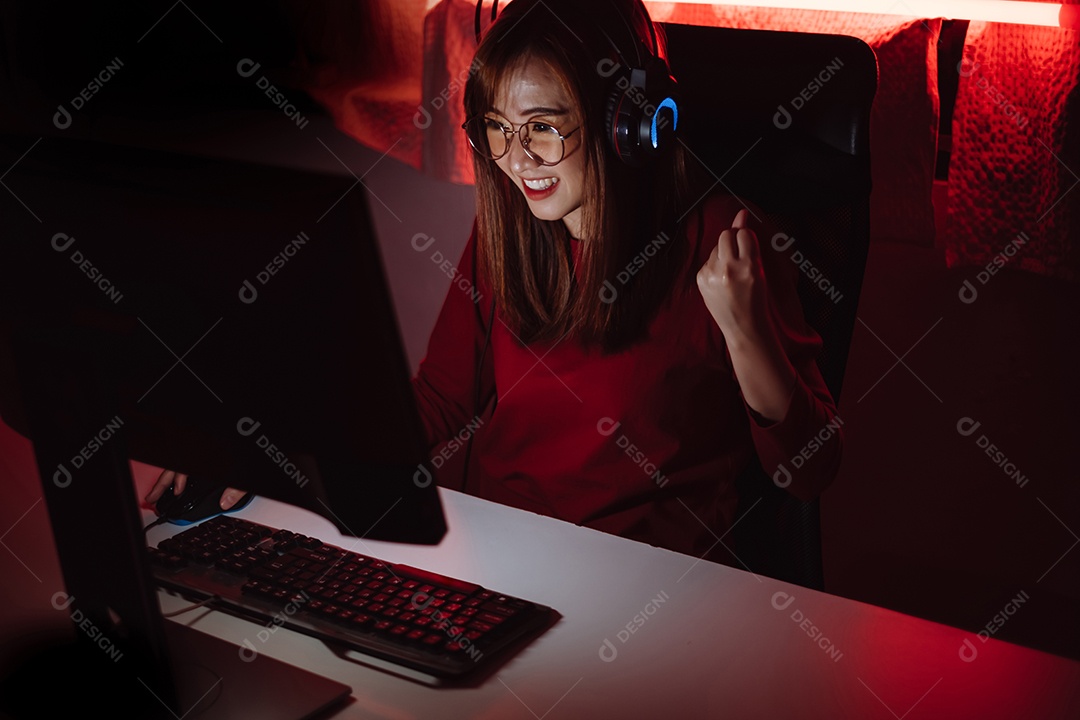 Jovem mulher asiática jogando videogame online
