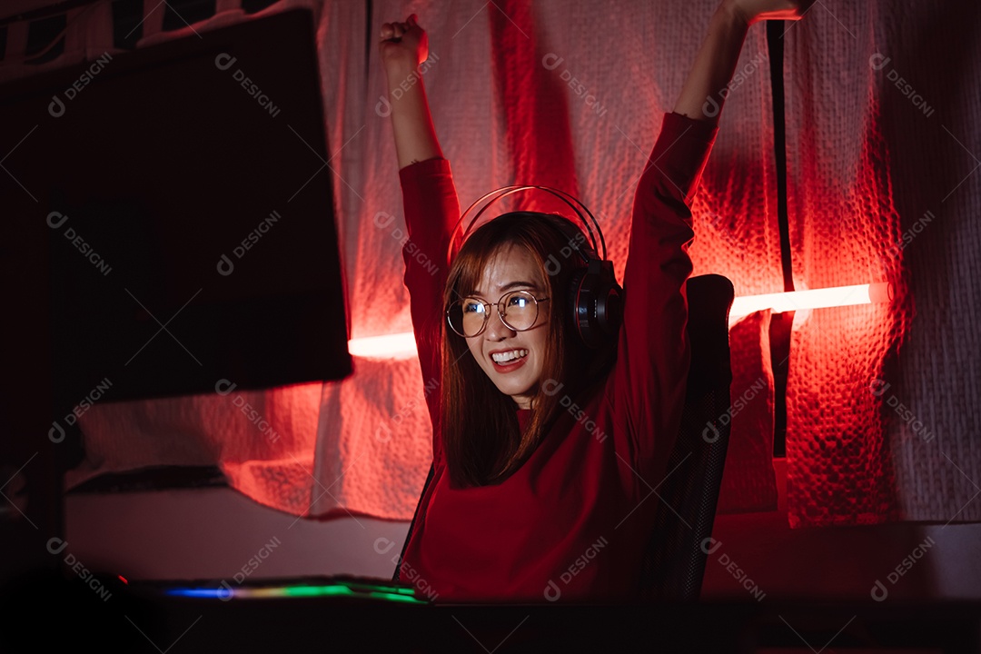 Jovem mulher asiática jogando videogame online