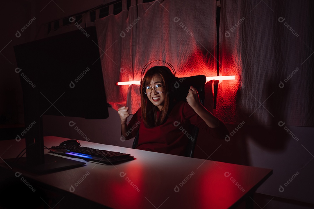 Jovem mulher asiática jogando videogame online