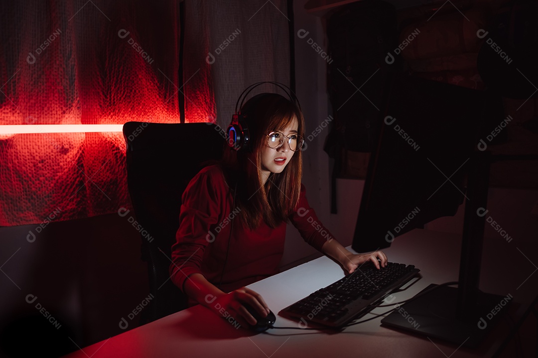 Jovem mulher asiática jogando videogame online