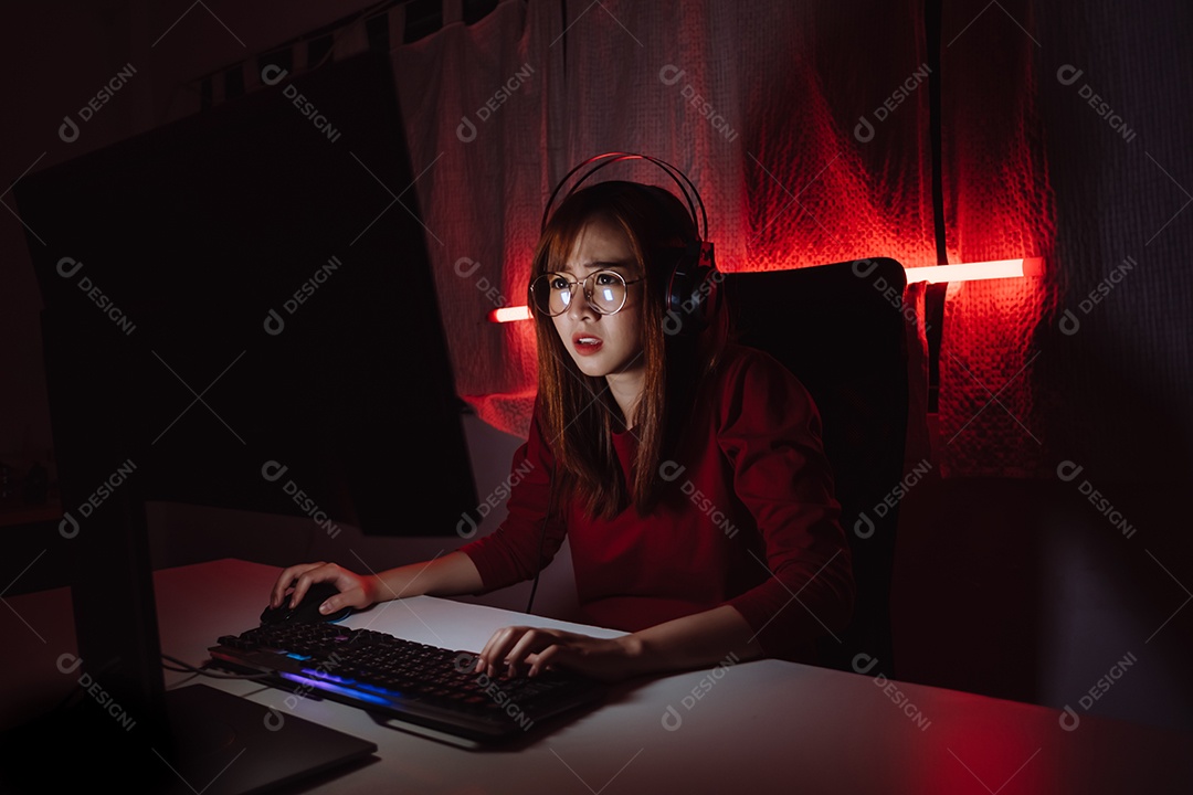 Jovem mulher asiática jogando videogame online