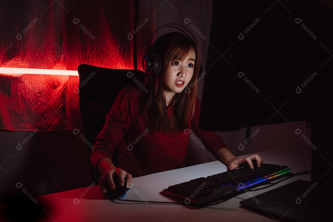 Jovem mulher asiática jogando videogame online