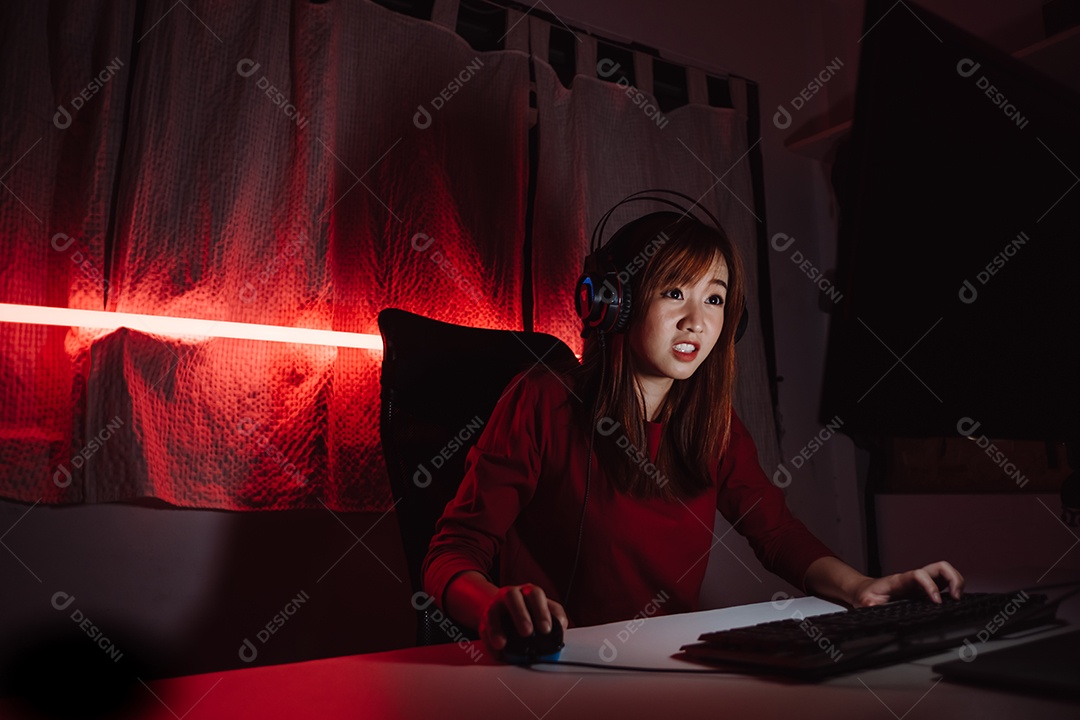 Jovem mulher asiática jogando videogame online